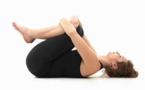 Durma melhor com exercícios de Yoga - apenas 3 minutos- Postura do joelho no peito foto